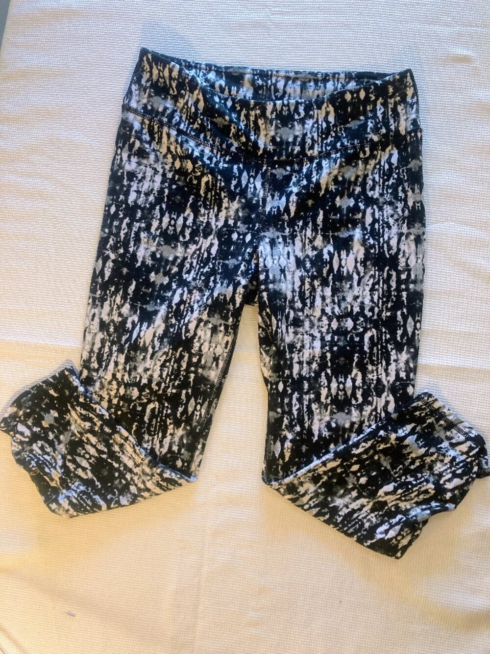 Gaiam black and white workout leggings, capri length, Size M